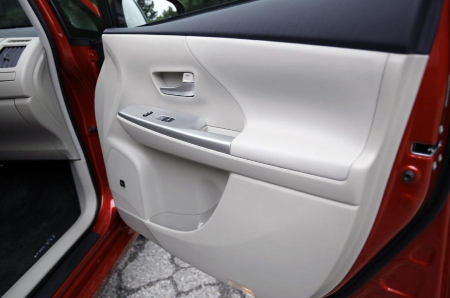  Toyota Prius V 2011 года  (фото 165 из 208)